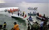 تصویر نجات معجزه آسا مسافران هواپیمایی که به دریا افتاد 