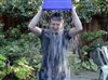 تصویر کارزار "یک سطل آب سرد" برای آگاهی درباره بیماری "ای‌ ال ‌اس"