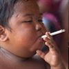 تصویر ترک سیگار توسط کودک دو ساله اندونزیایی+عکس