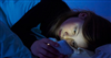 تصویر خیره شدن به تلفن همراه در تخت خواب می‌تواند باعث نابینایی موقت شود