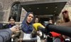 تصویر زنان معترض سوئدی، در حمایت از یک زن محجبه،‌ روسری پوشیدند 