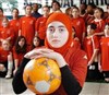 تصویر تلاش برای حفظ حجاب توسط دختر فوتبالیست کانادایی +عکس