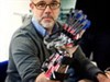 تصویر یک محقق ایرانی موفق به ساخت دستکش رباتیک شد