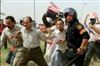 تصویر معترضان مصری در مقابل تانک های ارتش نماز شکر اقامه کردند 