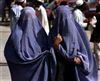 تصویر دلیل جالب زنان افغانی برای اینکه چرا 5قدم از همسران‌شان عقب‌تر راه می‌روند!