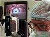 تصویر پزشکان با لیزر کرم درون چشم یک مرد را کشتند