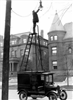 تصویر عکس | روش تعویض لامپ در سال ۱۹۱۰ 