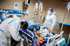 تصویر شهروندان زنجانی بی‌توجه به پروتکل‌های بهداشتی به کار اجباری در بیمارستان ملزم می‌شوند 