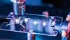 تصویر دانشمندان شیشه را با تابش لیزر به یک نیمه‌رسانای شفاف تبدیل کردند